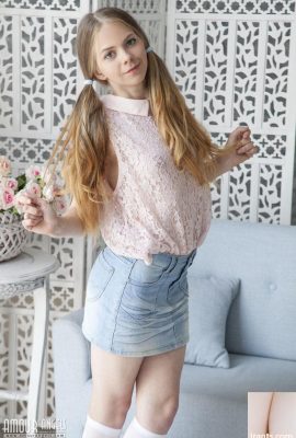 Soluk kızıl saçlı Nastyshka genç vücudunu ortaya çıkarırken saçlarını at kuyruğu yapıyor (20P)