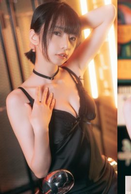 “Genç kız T Huo Gui'nin B-gözlü güzel göğüsleri derin çizgisini gösteriyor…inanılmaz göğüs hacmini durduramıyor (10P)