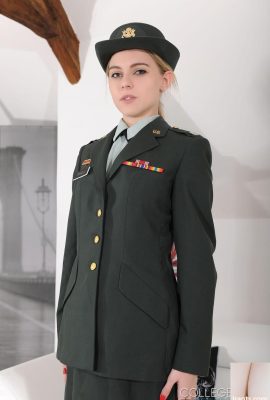 Chloe Toy Başrolünde Üniversite Üniforması Seks Fotoğrafları (21P)