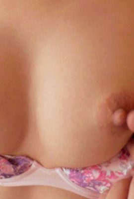 Uzun bacakları, dik poposu ve güzel göğüsleriyle son derece yüksek görünümlü SSS düzeyindeki güzellik, gerçekten yaşamı tehdit eden bir afettir (18P)