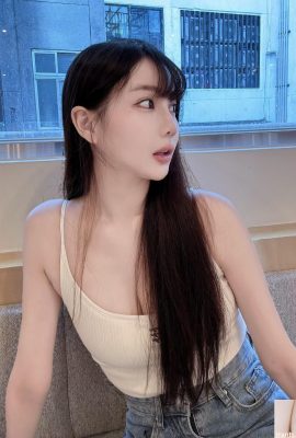 Sevgili kız “Phoebe”nin parlak ve çekici bir yüzü var ve tüm vücudu kusursuz (10P)