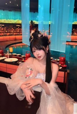 Sevgili kız “Xu Yue” mükemmel bir kariyer çizgisine + onu giderek daha popüler kılan tatlı bir gülümsemeye sahip (10P)