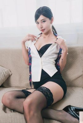 “Anna Coco”nun ince ve güzel bacakları var ve sıcak ataklardan etkilenmeyen (10P)