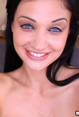 Seksi mavi gözlü genç kadın siyah bir adamdan çalıyor, onu yalnızca büyük siyah bir top tatmin edebilir (12P)